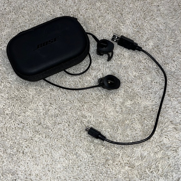 Bose wireless headphones with charging case and cord